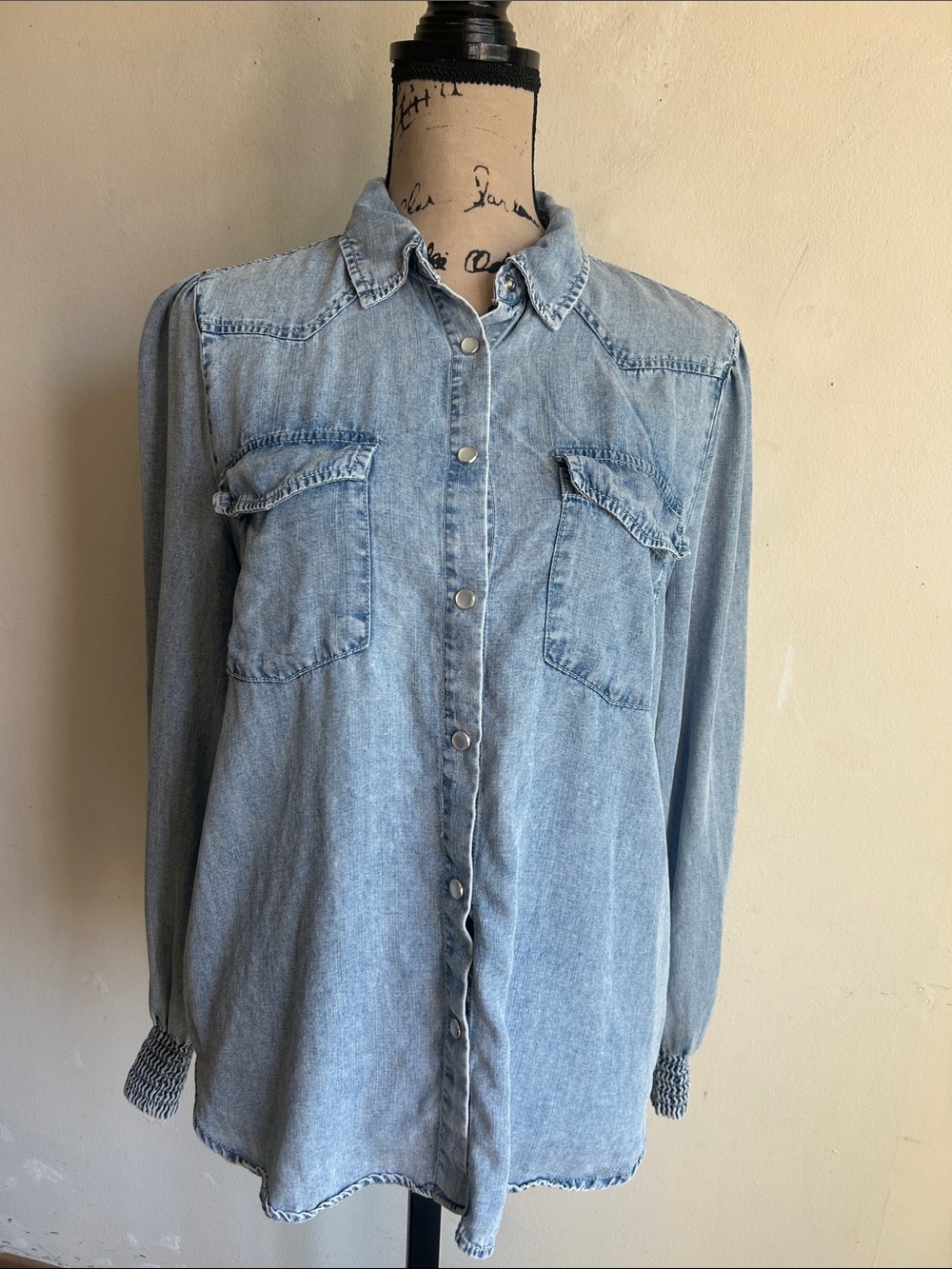Jane + Delancey Chambray Snap Close Top Size Medium